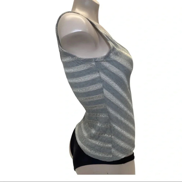 Threads chevron style sleeveless top with front pocket - Picture 2 of 3